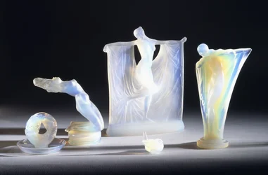 Tre opaliserande glasobjekt av Lalique,