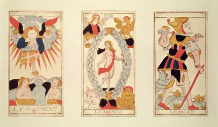 Tre tarotkort föreställande Judgement, The World och The Fool (färgad trästick)