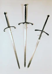 Tre tvåhandssvärd, 1570 (metall)