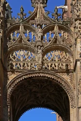Tracery ovanför södra dörren