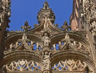 Tracery ovanför södra dörren