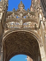 Tracery ovanför södra dörren