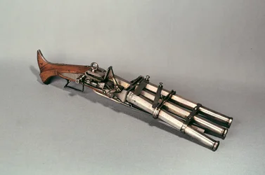 Trippelpipig pistol (trä och metall)