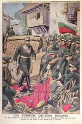 Tsar Ferdinand I (1861-1948) av Bulgarien går över fångade flaggor under Balkankriget 1912, november 1912