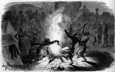 Turcos (algeriska beväpnade män) från den franska armén dansar runt en lägereld där de kastar krut. Italien, period av Risorgimento