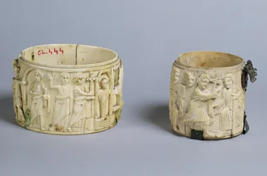 Två pyx med reliefer som skildrar Lasarus uppståndelse och Kristus som helar en man född blind, 600-700-talet