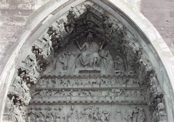 Tympanum från den vänstra portalen i norra korsarmen som visar den sista domen, 1225-40
