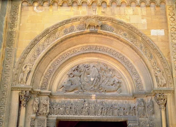 Tympanon på verandan föreställande Kristus i Majestät med evangelisternas symboler, ca 1140-50