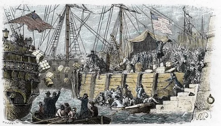 USA:s frihetskriget: revolt från amerikanska bosättare (av Storbritanniens ursprung) mot skatter som införts av det engelska parlamentet på te och andra livsmedel. De förkläder sig till indianer och kastar lasten av teet i havet efter att ha kommit in i co