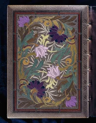 Övre bokomslag, med semi-naturalistisk design av lotusblommor och kaprifolblomhuvuden, 1886