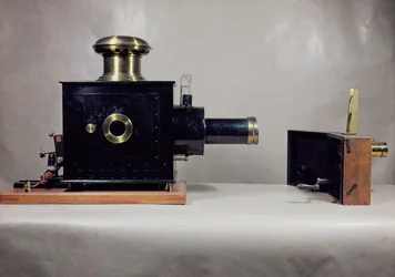 Vy över en av de första bioprojektorerna, tillverkad av August (1862-1954) och Louis Lumiere (1864-1948)