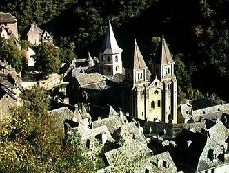Utsikt över kyrkan St. Foy, byggd c.1140