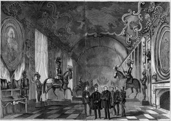 Utsikt över vapenrummet i Palatset i Turin (Italien) under besöket av kung Victor Emmanuel II (Vittorio Emanuele) (Victor-Emmanuel) (1820-1878) och prins Napoleon (1822-1891)
