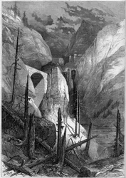 Utsikt över föroreningen och fästningen Finstermunz (1471). Tyrolen, Schweiz