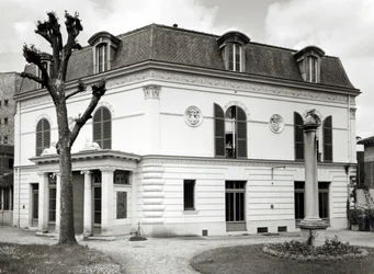 Utsikt över fasaden på Bibliotheque Marmottan från trädgården, byggd 1880-1921