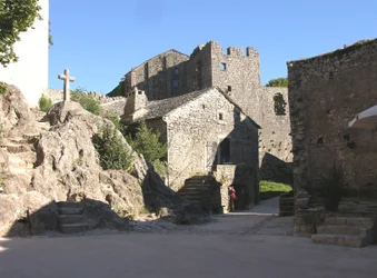 Utsikt över den befästa kyrkan som byggdes av riddarna av St. John av Jerusalem