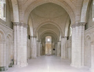 Utsikt över långhuset och absiden av klosterkyrkan med bilder av Henrik II (1133-89 kung av England och hans hustru, Eleanor av Aquitaine (d.1204)
