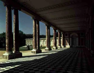 Utsikt över terrassen på högra flygeln av Grand Trianon, ca 1725 (foto)