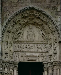 Vy över tympanonet föreställande Madonnan och barnet på tronen, södra dörren till den kungliga portalen, ca 1145-50