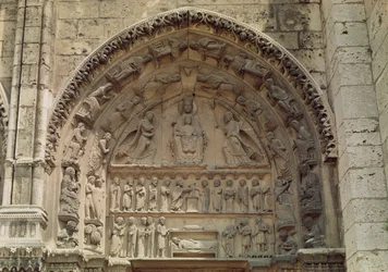 Vy över tympanonet föreställande Madonnan och barnet på tronen, södra dörren till den kungliga portalen, ca 1145-50
