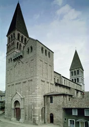 Vy över västfasaden, 10-1100-talet