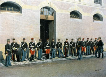Vandringsklasser: de nyligen antagna republikanska vakterna är underofficerare; de återupptar sina klasser till fots under ledning av en löjtnant - i "Album militaire" - Legion de la Garde