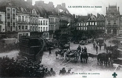 War in the North: London-bussar från British Expeditionary Force på huvudtorget i Bethune 1915 (photolitho)