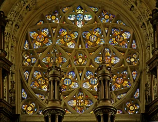 Fönster som visar Rose Window, flammande solar (målat glas)