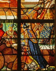 Fönster i Charnier (w.11) som visar en detalj från Mystic Wine Press