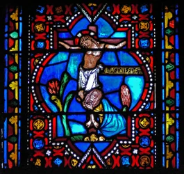 Fönster n1-L som skildrar en scen från Maria Magdalenas liv - helgonet vid korsets fot