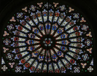 Fönster w121, norra rosenfönstret, föreställande apostlar, evangelister, biskopar, kungar, martyrer, St Peter och St Paul (rosfönster - inre)
