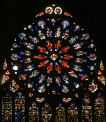 Fönster w135 som visar Gud, serafer, musikänglar och tio av apostlarna. lansetterna nedan innehåller sena C16-figurer, skyddshelgonen för dåvarande kanonerna:- St James, St Christopher, St Charlemagn