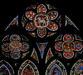 Fönster w202 som visar tracery-ljusen med två änglar och Agnus Dei