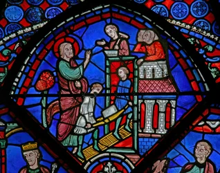 Fönster w23 som visar en scen från St Thomas liv: helgonet bygger en kyrka