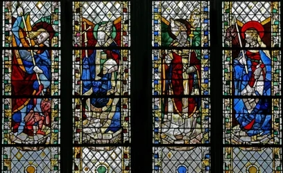 Fönster w49 som visar St Michael, St Julien, St Guillaume, St Genevieve