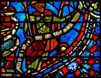 Fönster w9 som visar farao som håller en banderole med orden I Clement of Chartres gjorde detta fönster (i Joseph-fönstret)