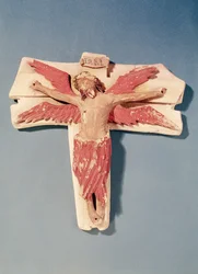 Bevingad Kristus på korset (polykrom sten)