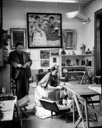 De mexikanska målarna Frida Kahlo (1907-1954) och Diego Rivera (1886-1957) i sin verkstad 1948 (svartvitt foto)