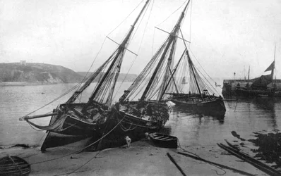 Båtar i Tenby hamn, Pembrokeshire, Wales, 1924-1926.