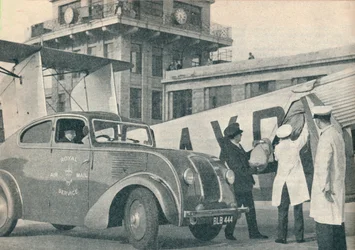 Laddar post ombord på en Imperial Airways-linje på Croydon Airport, c1936 c1937