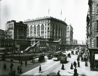 Herald Square, Saks och Macy