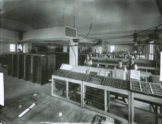 New York Evening Post Type-Setting Room (gelatin-silverfoto)