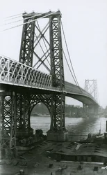 Williamsburg Bridge över East River under byggnadstiden, 1898