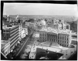 Brooklyn: stadshus i hög vinkel (Borough Hall), Kings County Supreme Court, Mechanics Bank, Arbuckle Building och Park Theatre, ca 1896-98 (s/v foto)