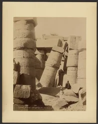 (Karnak) Gd. Tempel, hypostyle hall, interiör, lutande pelare