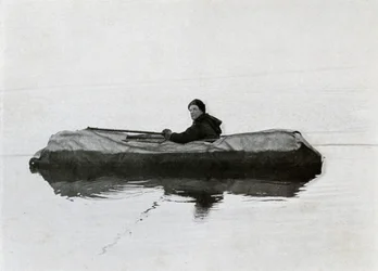 Campbell flytande i en kajak, 1911, 1913