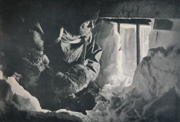 Rensa drift från Window of Hut vid Cape Adare, c1911, 1913