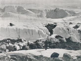 Sprucken is vid ingången till Priestley Glacier, c1911, 1913