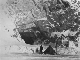 Levick utanför lägret vid Penelope Point, 1912, 1913