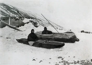 De två kajakerna i land, c1911, 1913